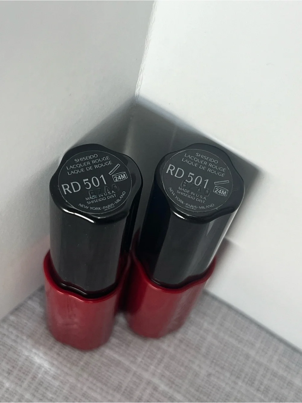 Shiseido RD.501 Drama, Lacquer Rouge lipsticks (2) NNB